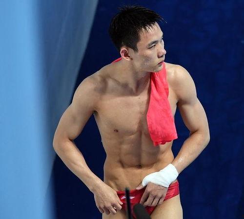 男明星吊威亚尴尬画面,尴尬瞬间引网友热议